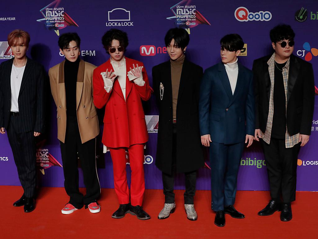 Gruppenbild mit Band aus koreanischen K-Pop-Stars