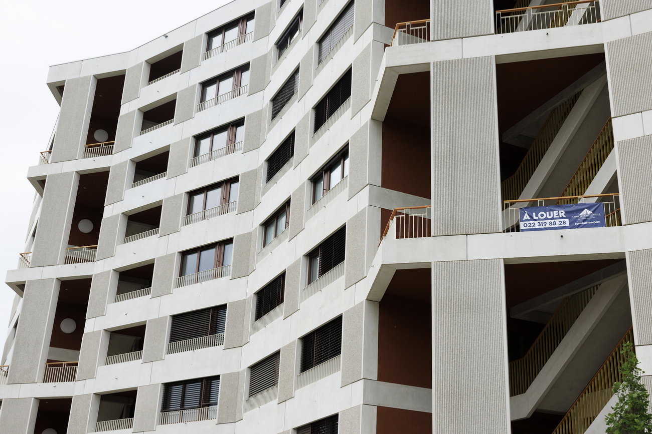 balcone di palazzina con cartello in affitto