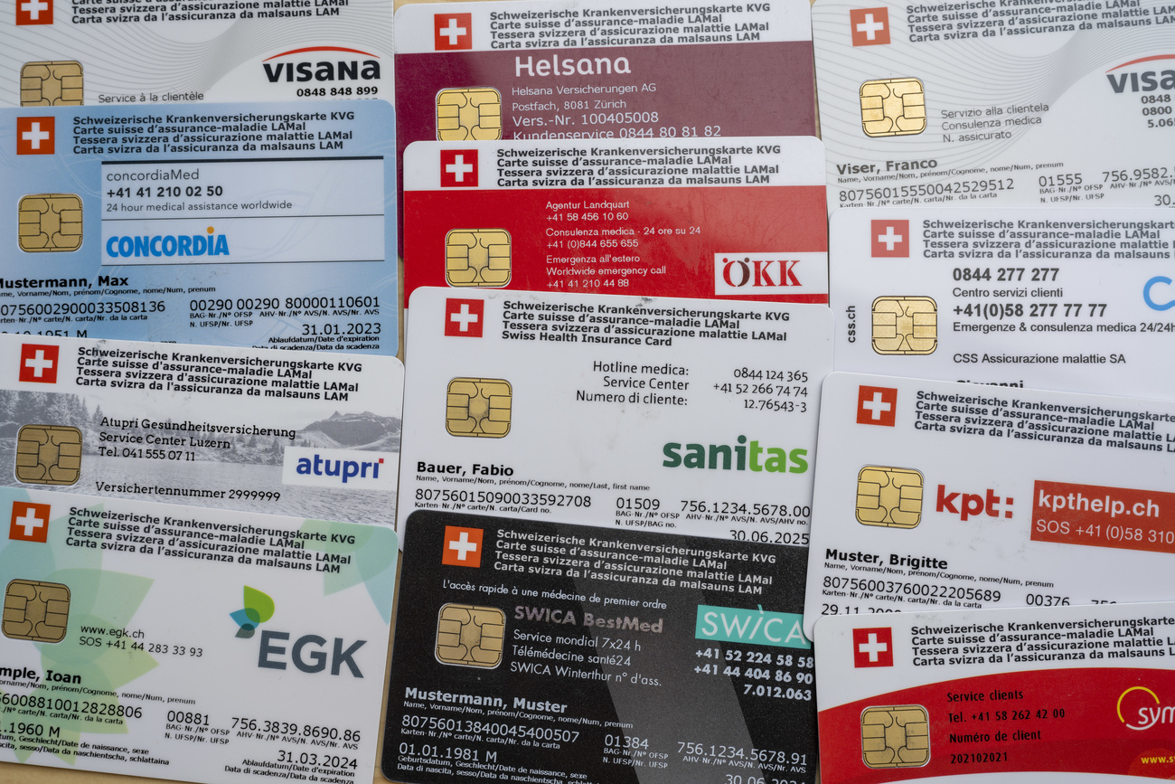 Le tessere sanitarie delle tante casse malati attive in Svizzera.
