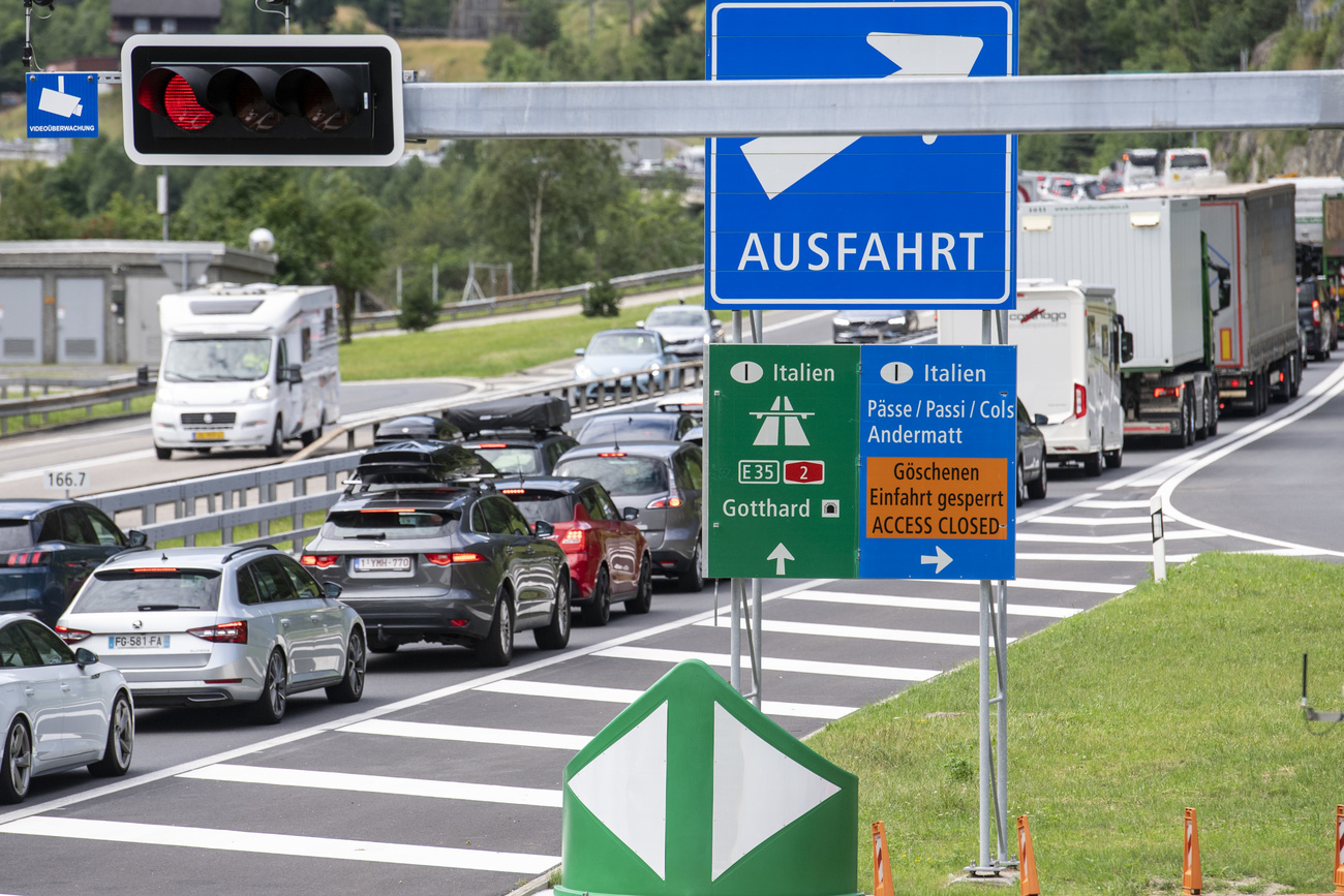 Coda al portale nord della galleria autostardale del San Gottardo.