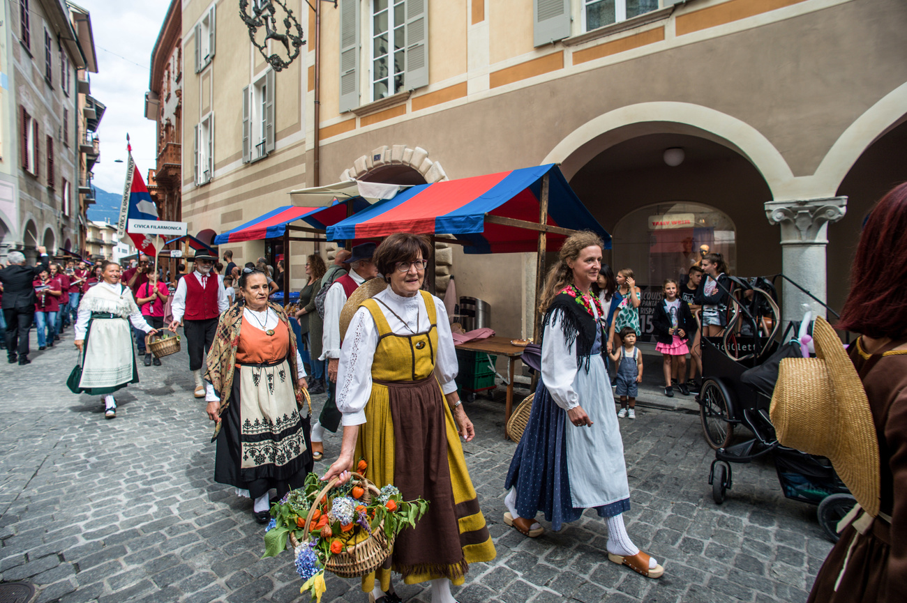 Costumi tradizionali sfilano nelle strade di Bellinzona.