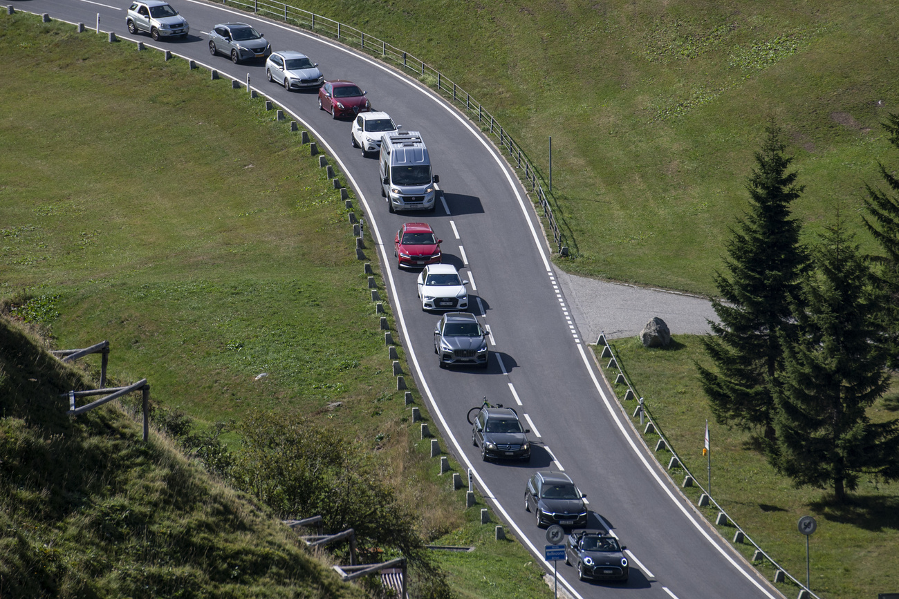 Auto incolonnate verso il Passo del San Gottardo.