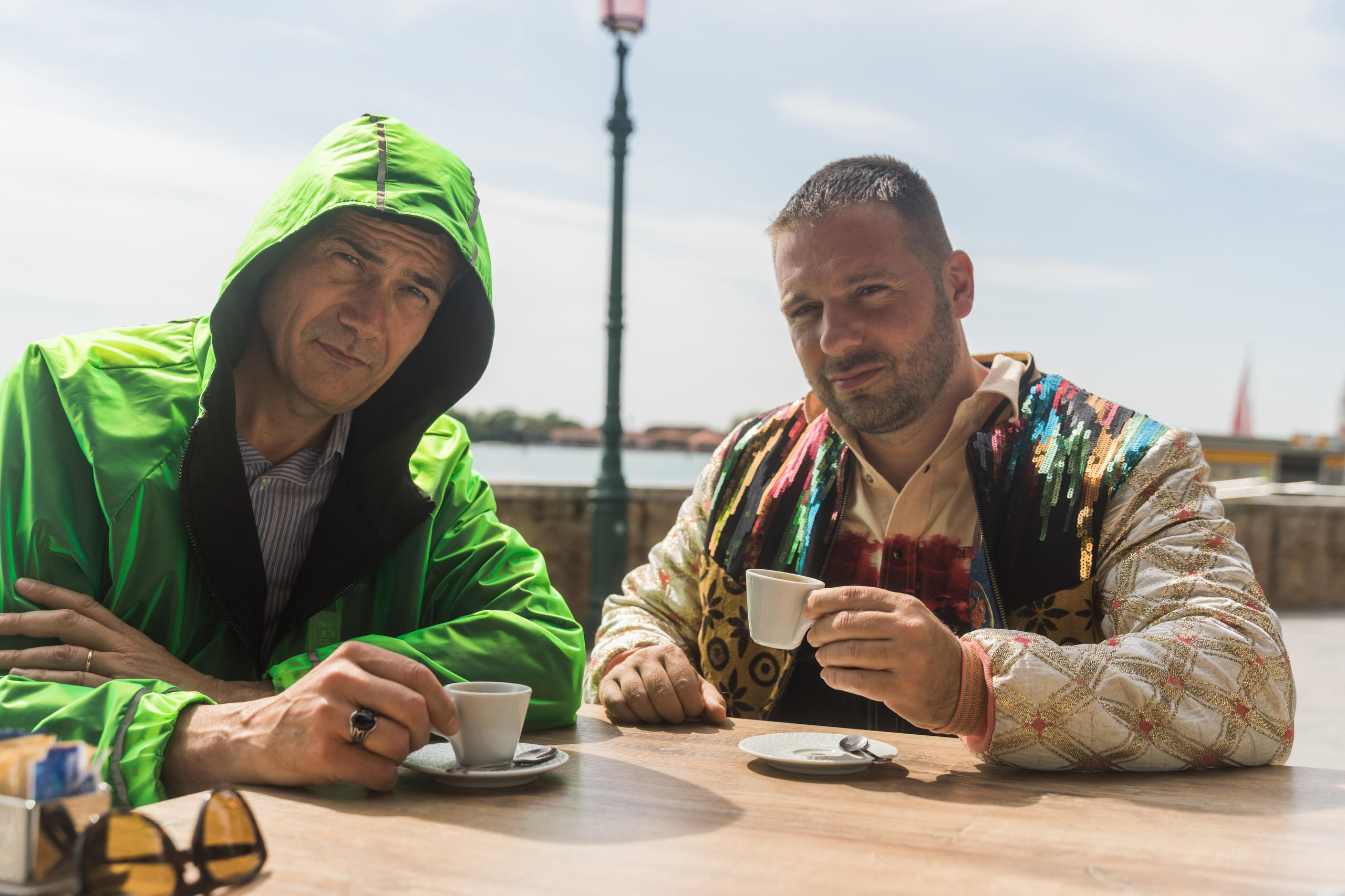 Guerreiro do Divino Amor und Andrea Bellini sitzen in Venedig draussen an einem Tisch