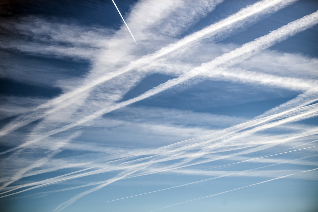 Kondensstreifen am Himmel