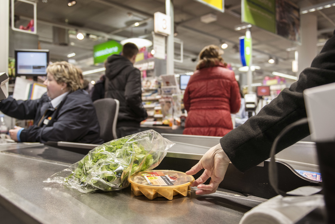 Alimentos envasados en la caja de un supermercado