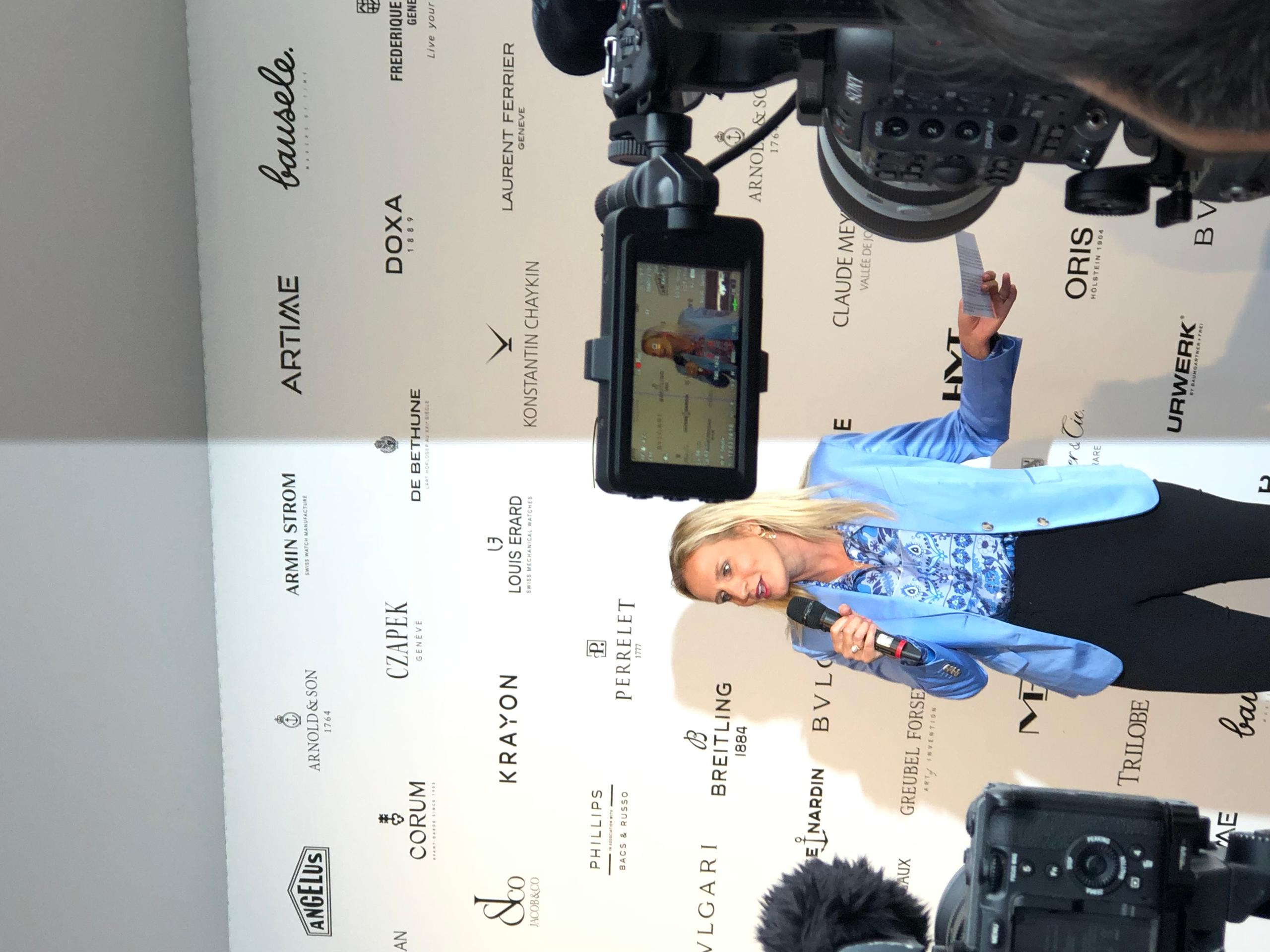 Delphine Bachmann bei einem Interview vor der Kamera