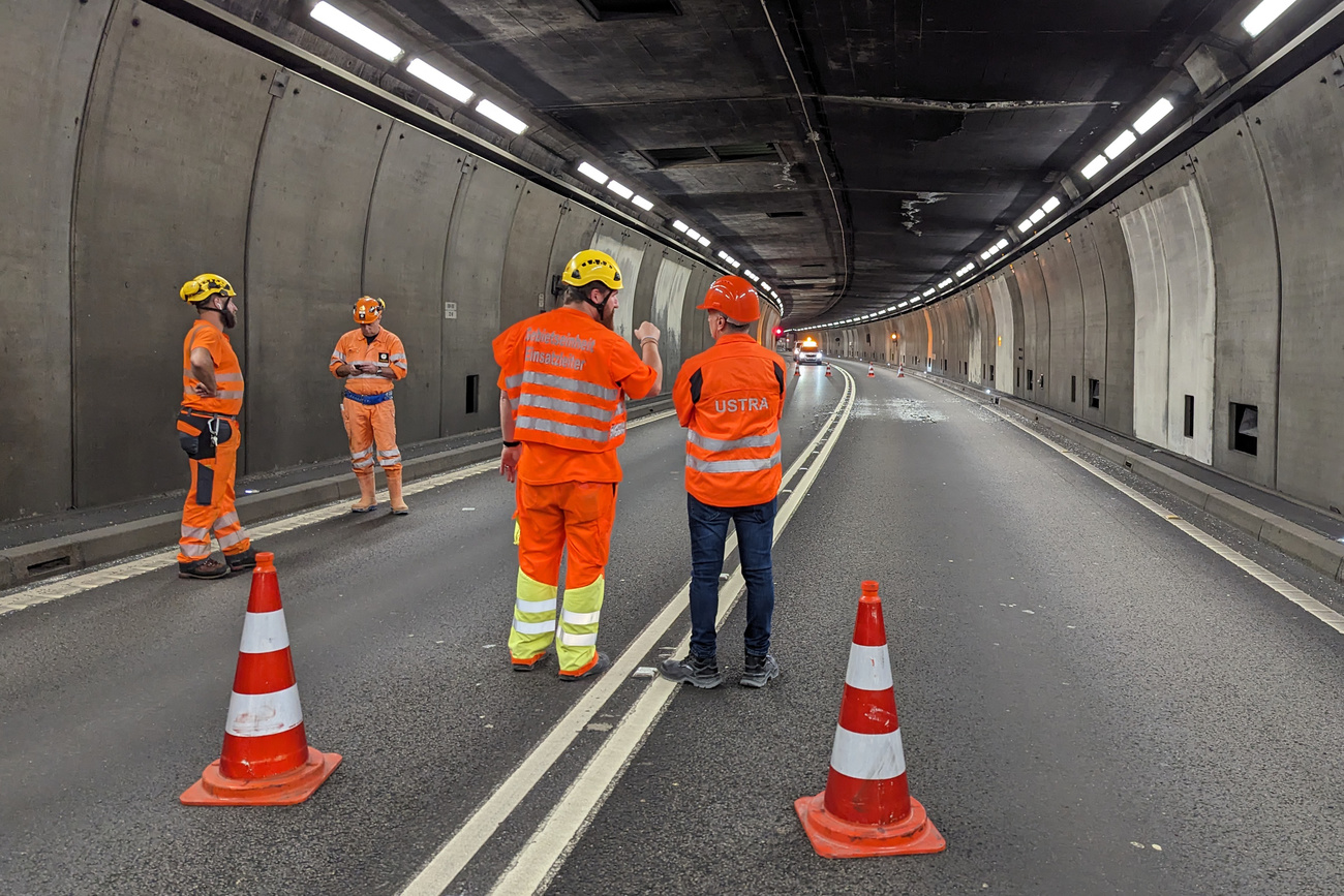 operai al lavoro nella galleria stradale del san gottardo