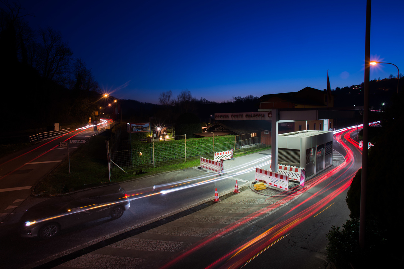 Il valico doganale di Cremenaga di notte.