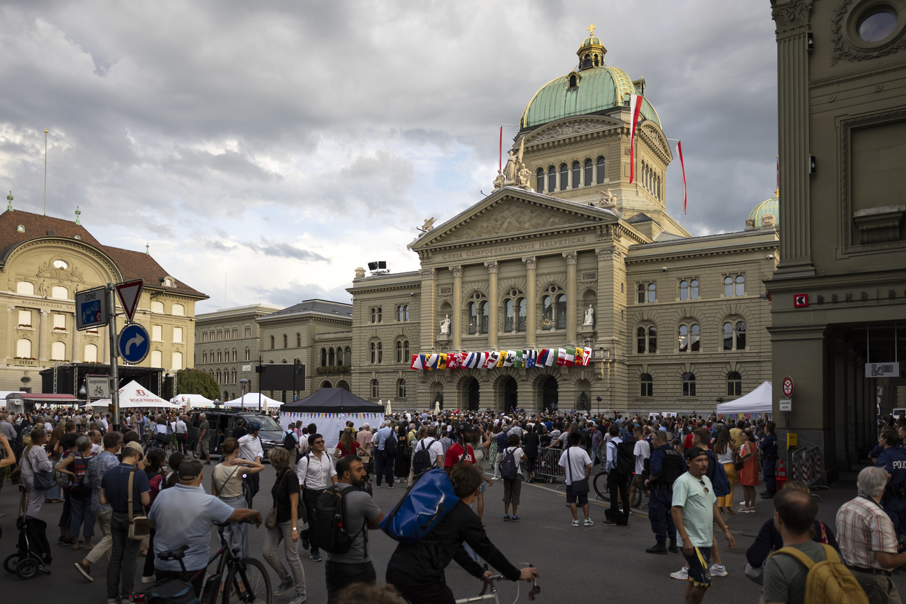 Menschen vor dem Bundeshaus