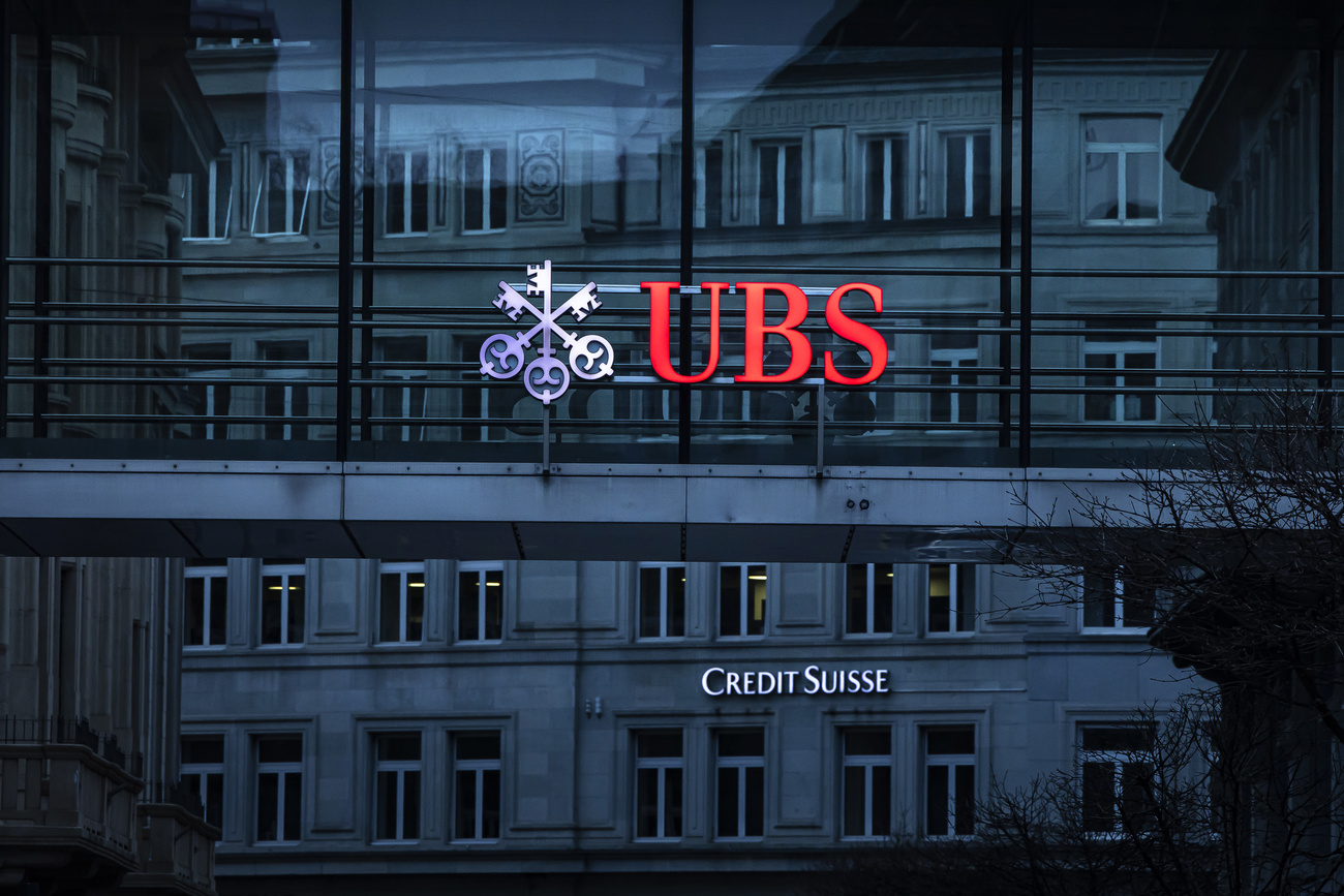 Logo di UBS e Credit suisse su un edificio a Zurigo.