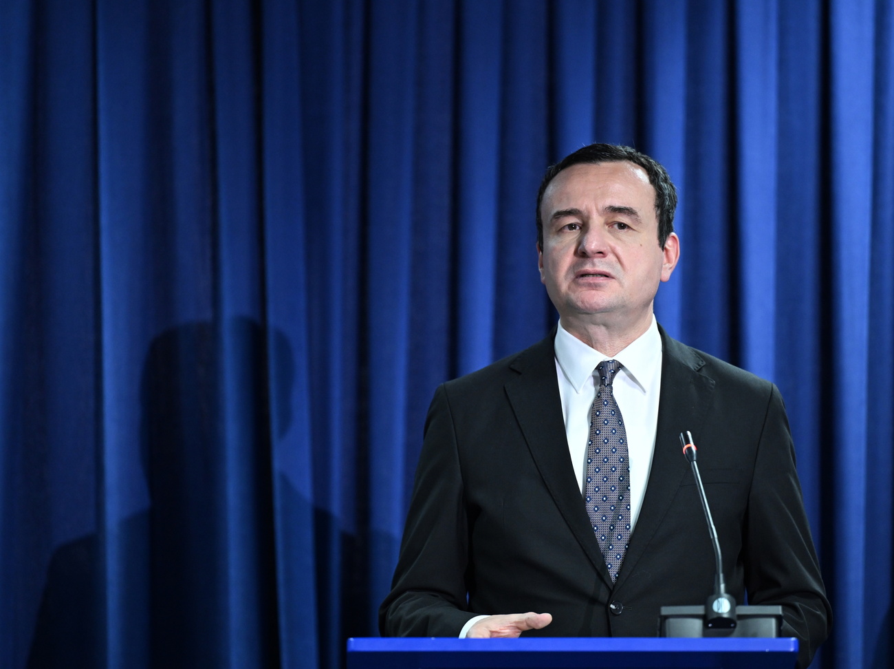 primer ministro de Kosovo en una rueda de prensa