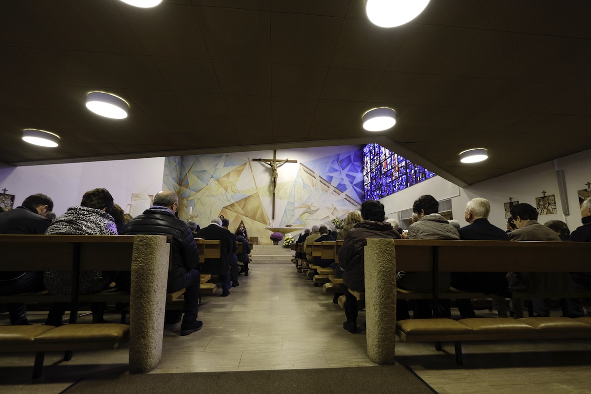 persone all interno di una chiesa