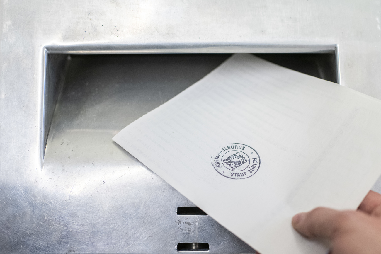 Brief wird in Wahlurne eingeworfen