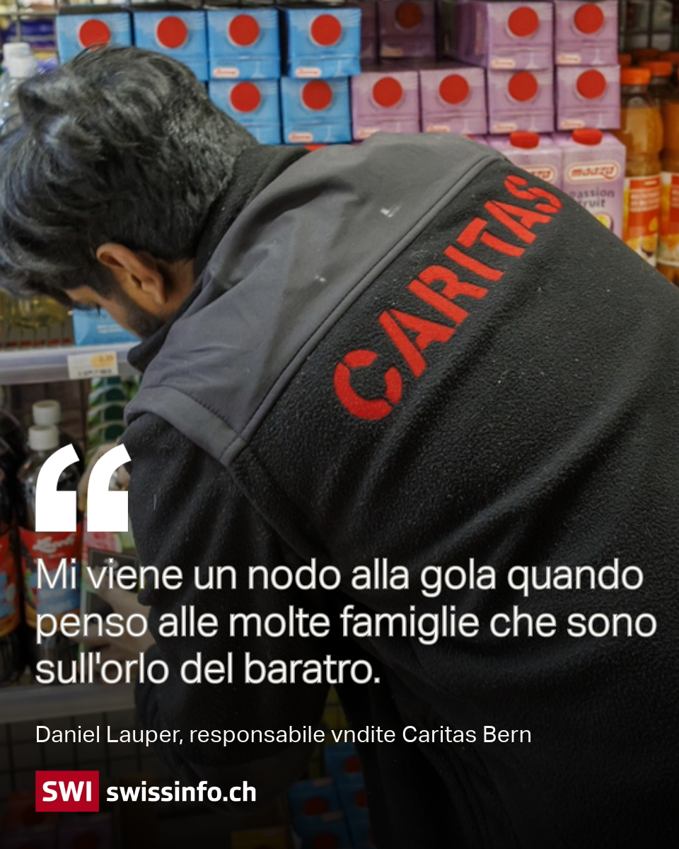 Persona di spalle con maglia di Caritas
