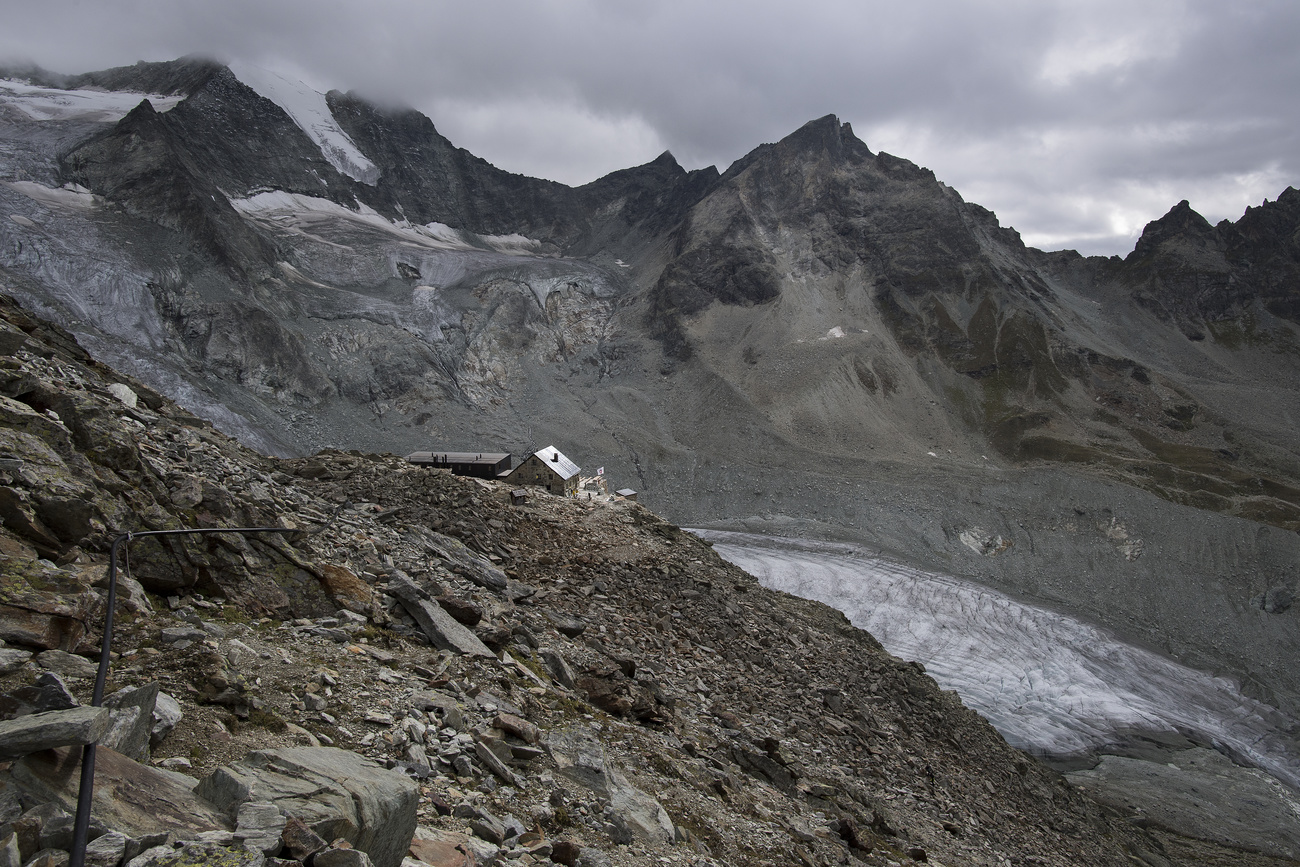 Un refuge de montagne surplombant un glacier en recul