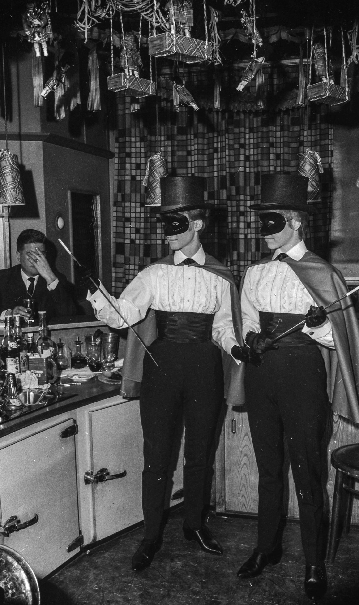 バーフューサー・バーでのファスナハト（カーニバル）の様子。ハイテンションな雰囲気の中、派手な衣装をまとった人たちが酒とタバコに興じた。チューリヒ、1963年撮影