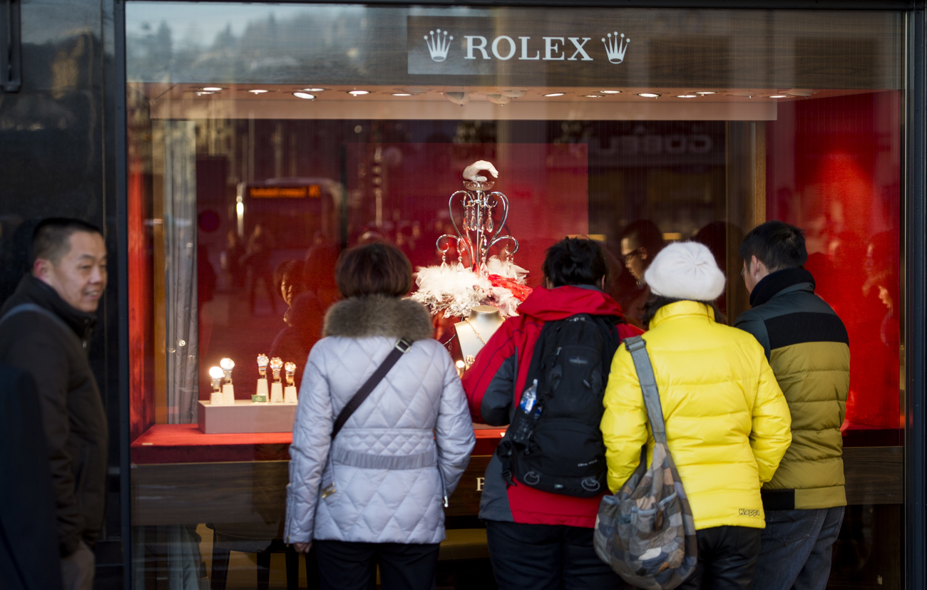 Schaufenster eines Uhrengeschäfts mit Menschen davor