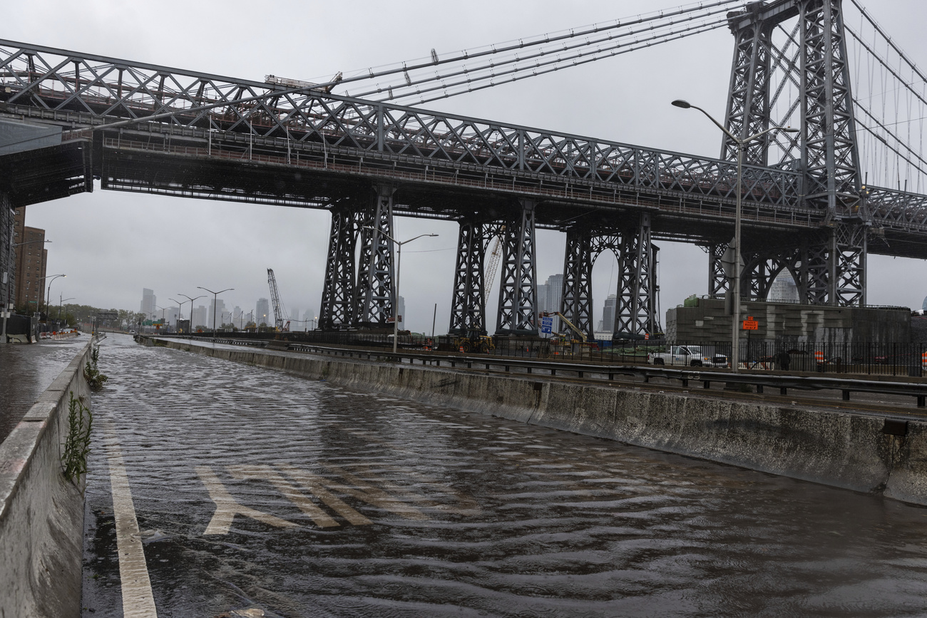Autostrada allagata a New York.
