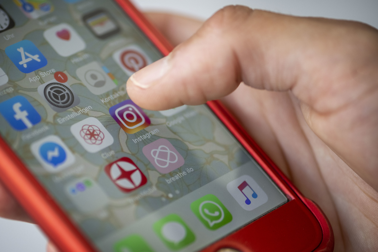 Pouce au dessus d un écran de téléphone portable