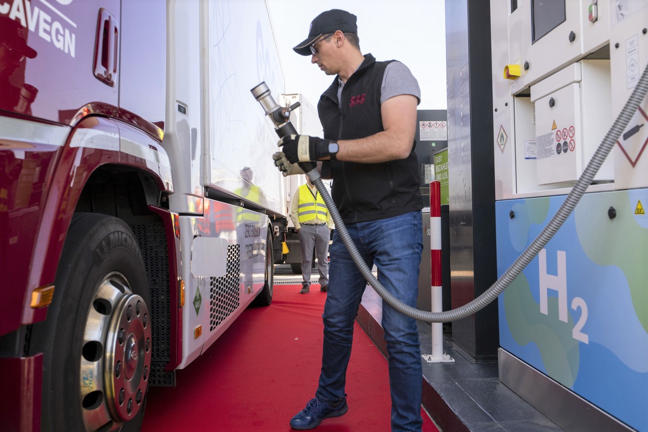 ein Mann bereitet sich darauf vor, einen Lastwagen mit Wasserstoff zu betanken