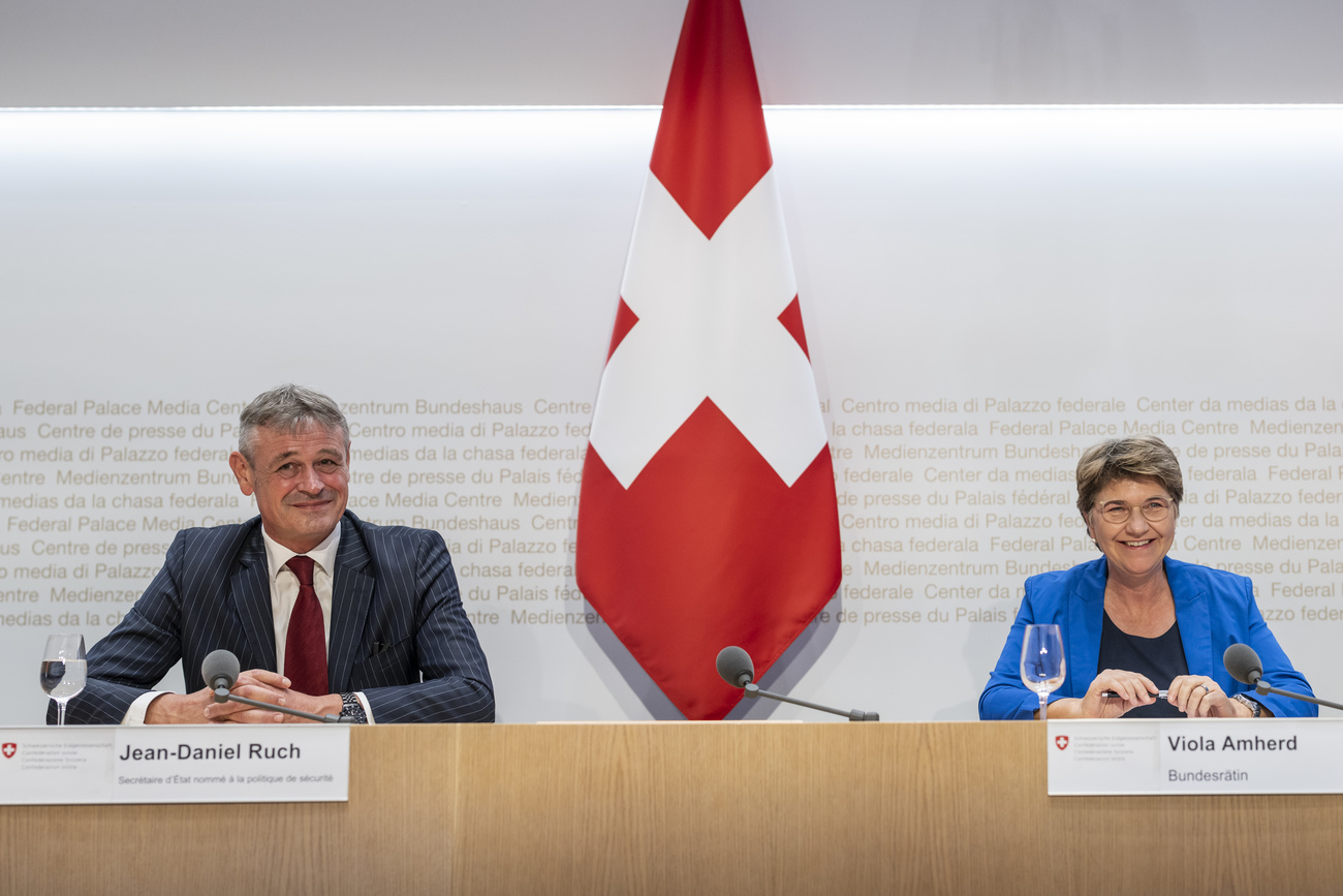 Bundesraetin Viola Amherd, rechts, praesentiert Jean-Daniel Ruch,