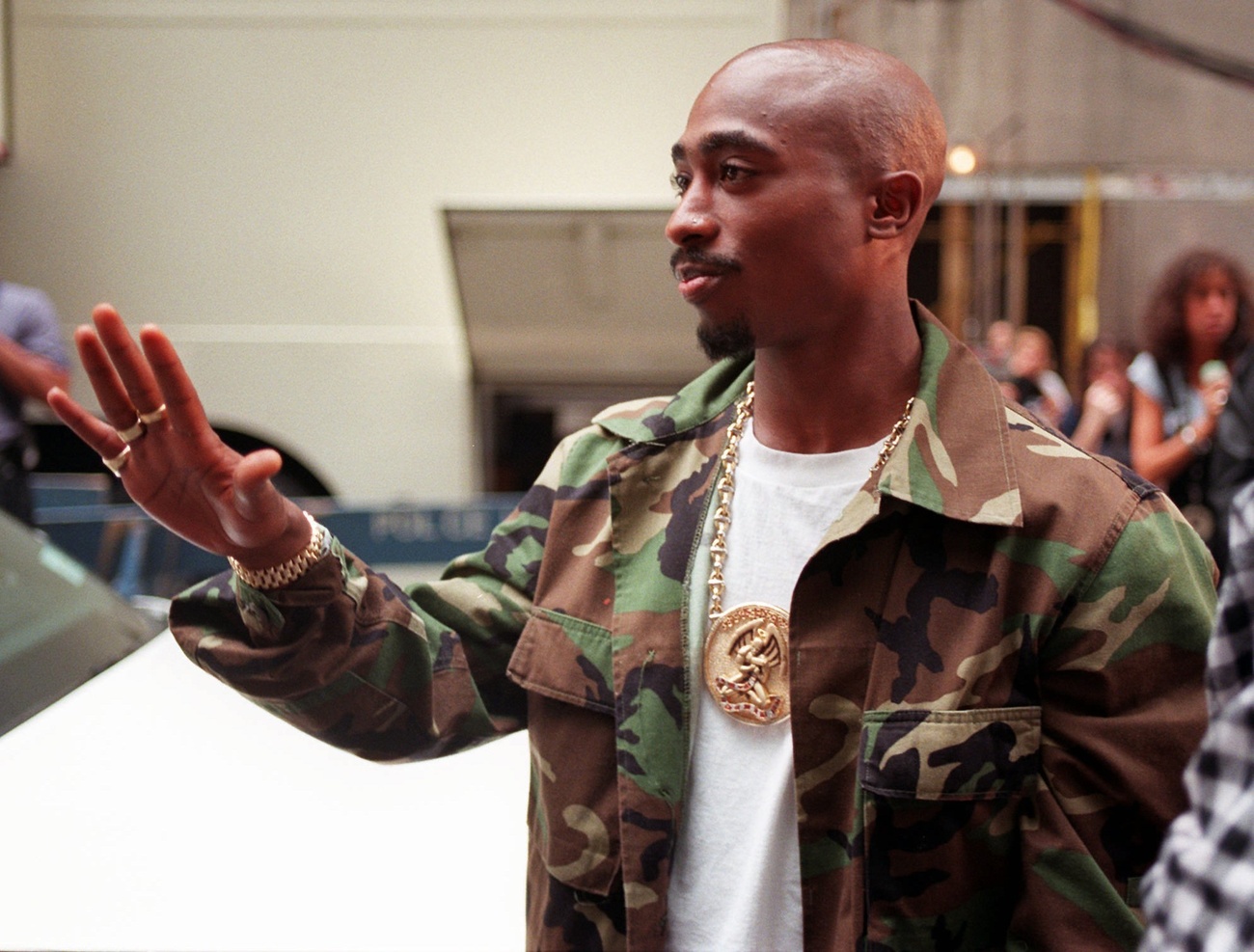 Il rapper Tupac Shakur fotografato tre giorni prima della morte, nel 1996.