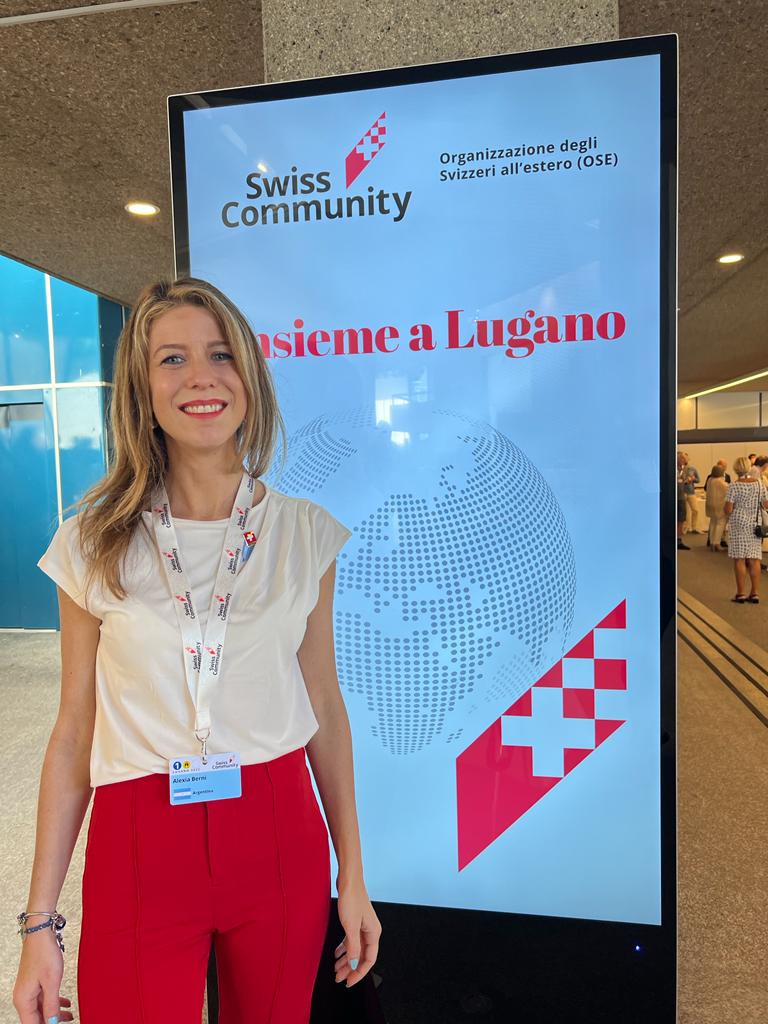 Femme devant une affiche des Suisses de l étranger