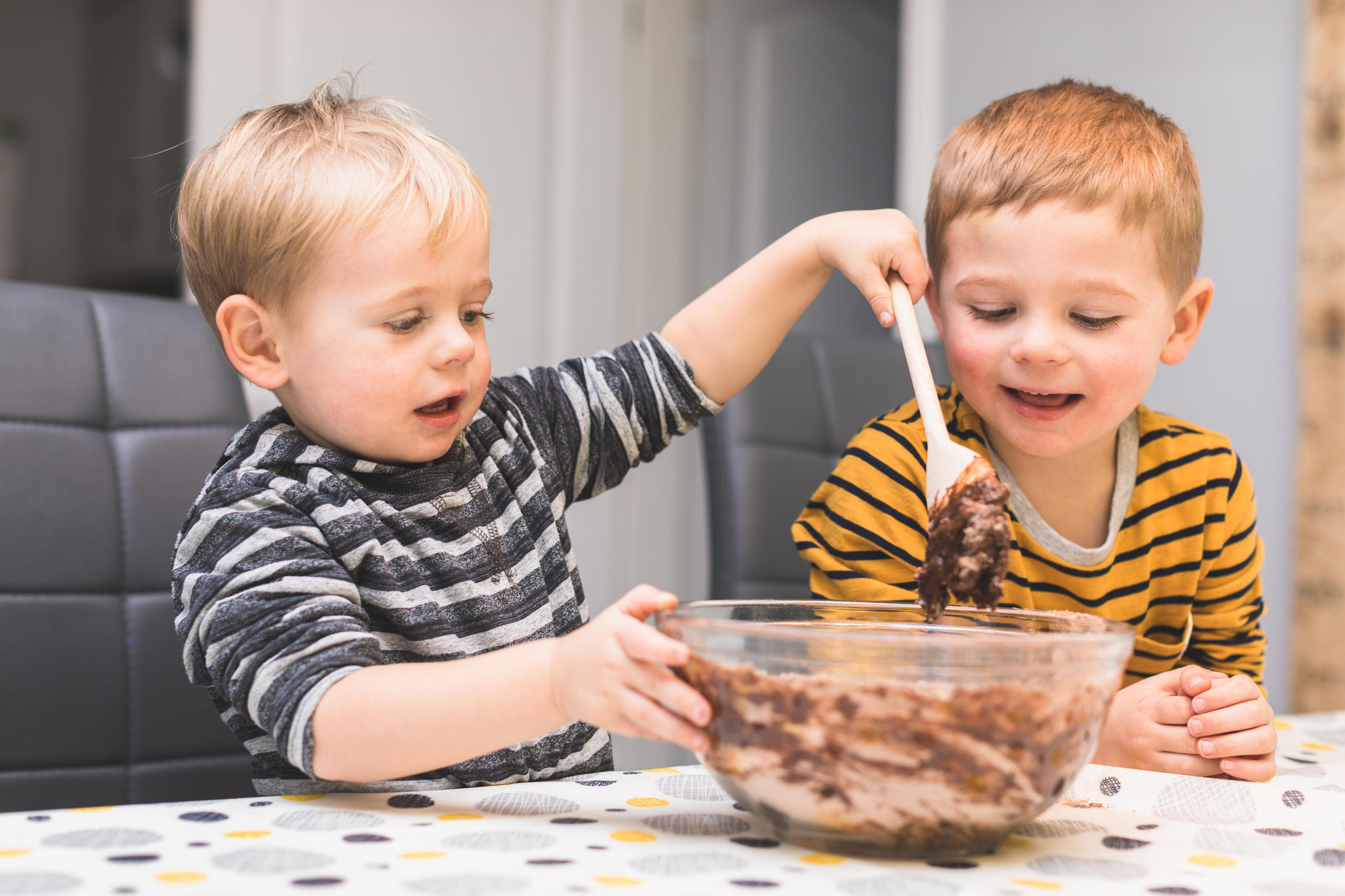 チョコレート菓子を作る子供