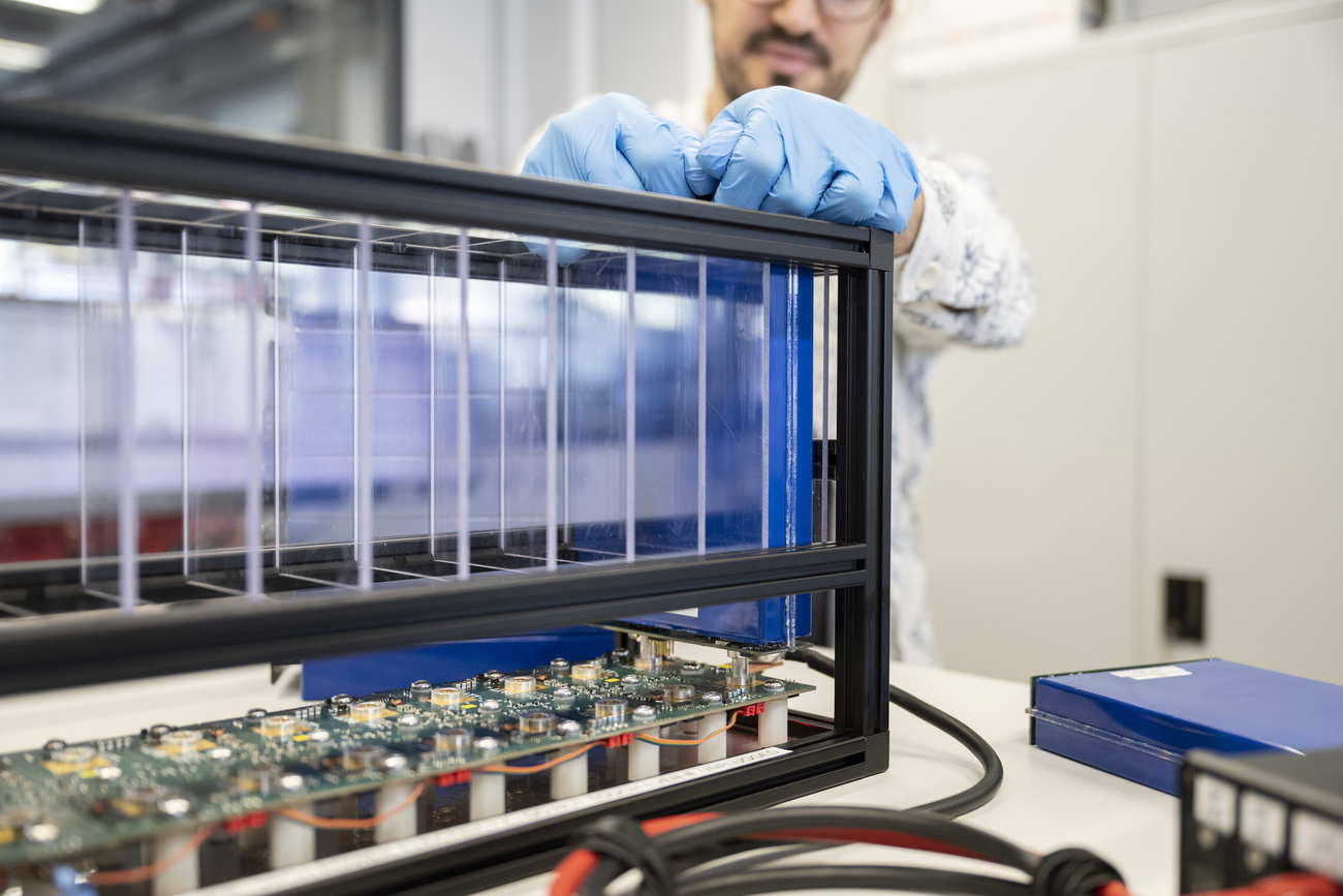 Un chercheur fait des tests sur une puissante batterie