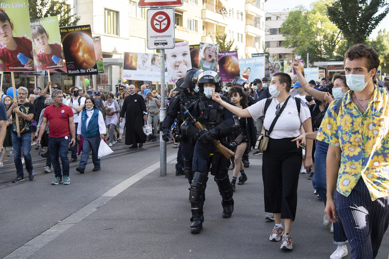 街頭でも衝突する中絶反対派（写真左）と容認派（写真右）。2021年、チューリヒにて撮影