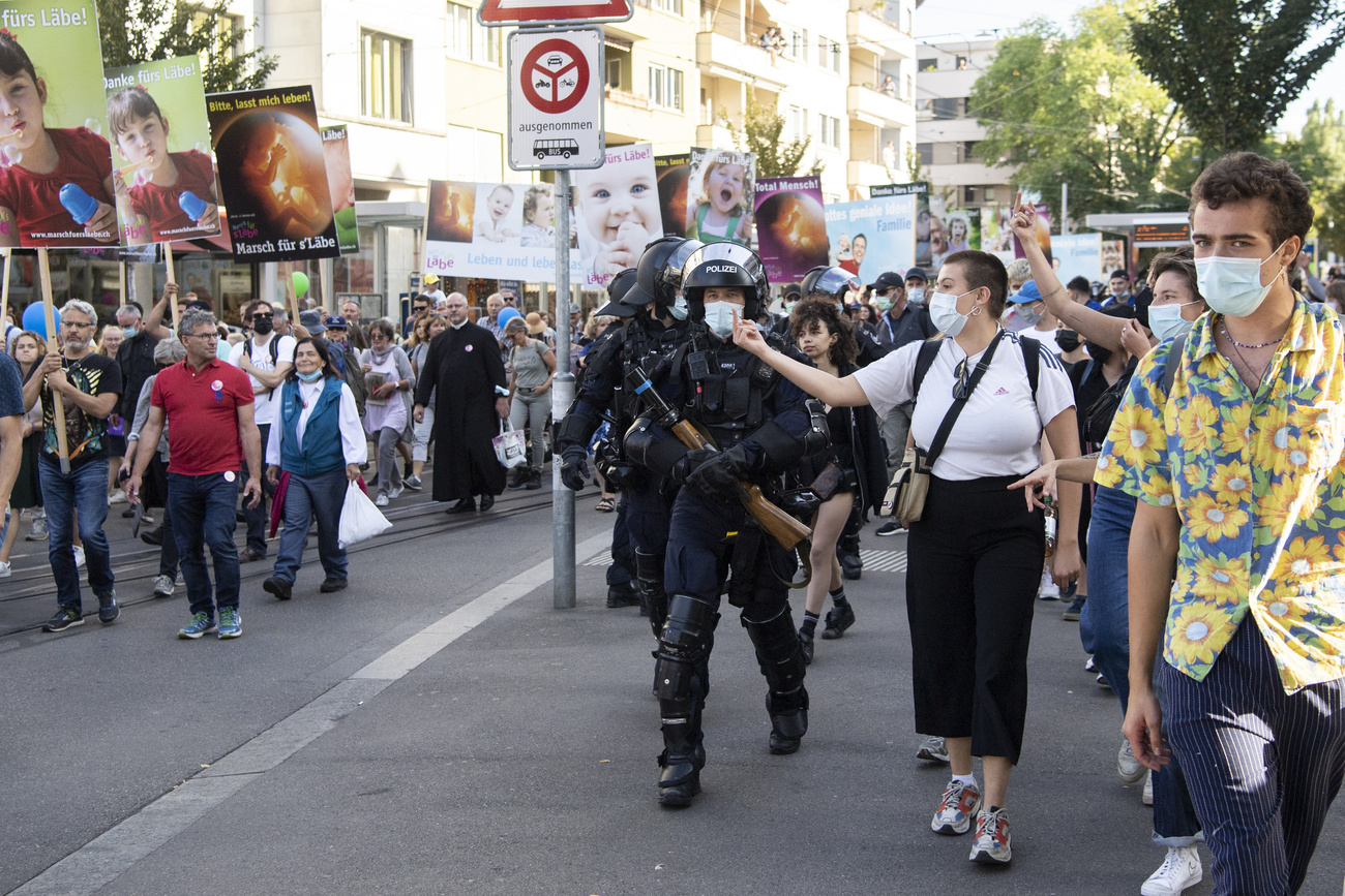 una manifestazione di protesta contro un corteo di gruppi pro vita, nel 2021 a Zurigo.