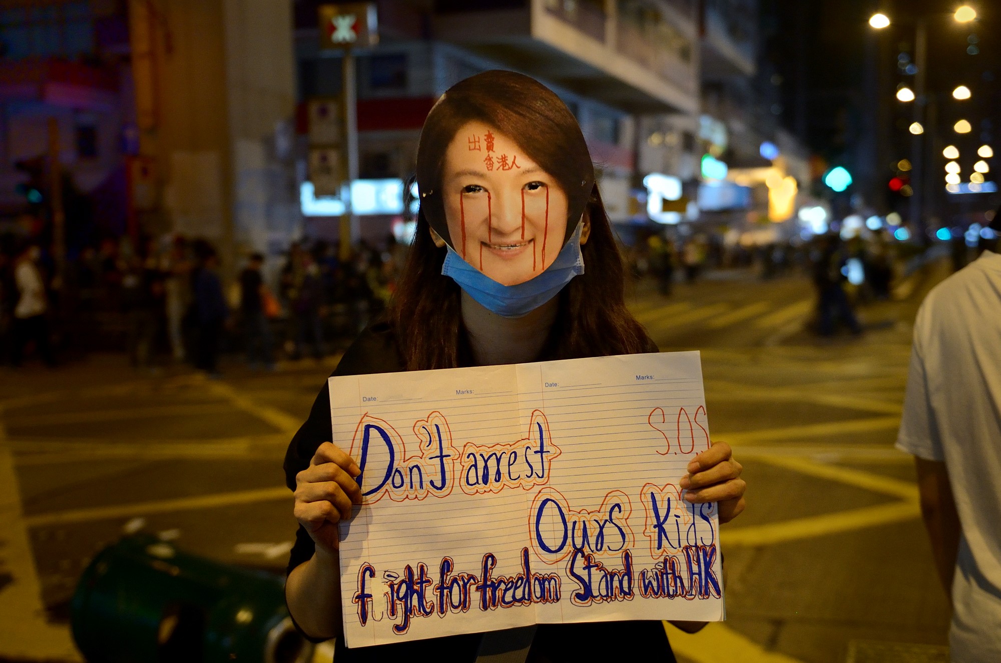 manifestante masquée