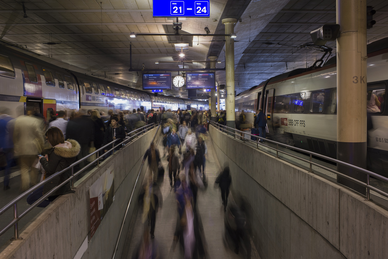 Passeggeri alla stazione di Berna.