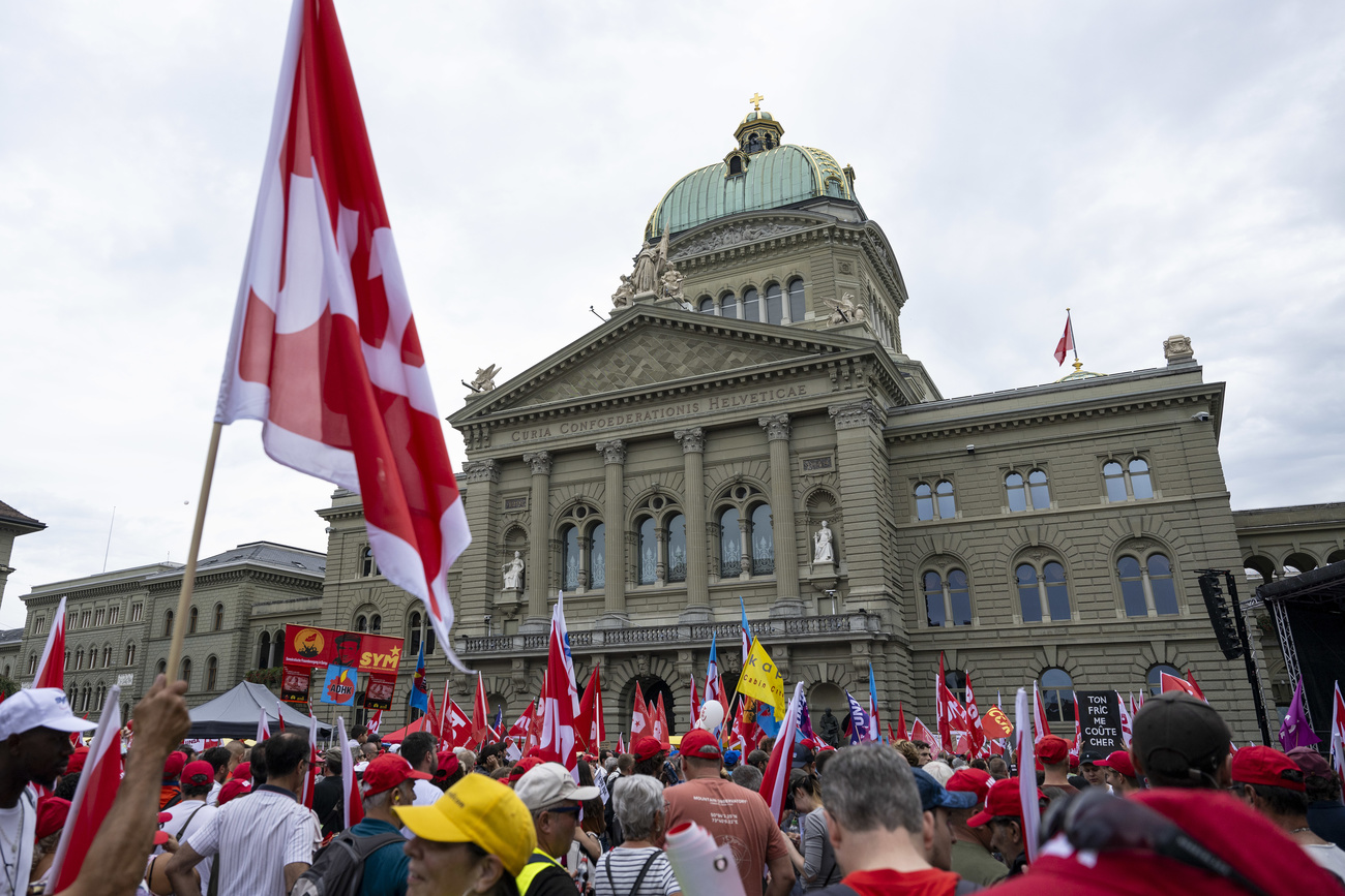 Up to 20,000 people demonstrated for higher wages and pensions in Bern on Saturday.