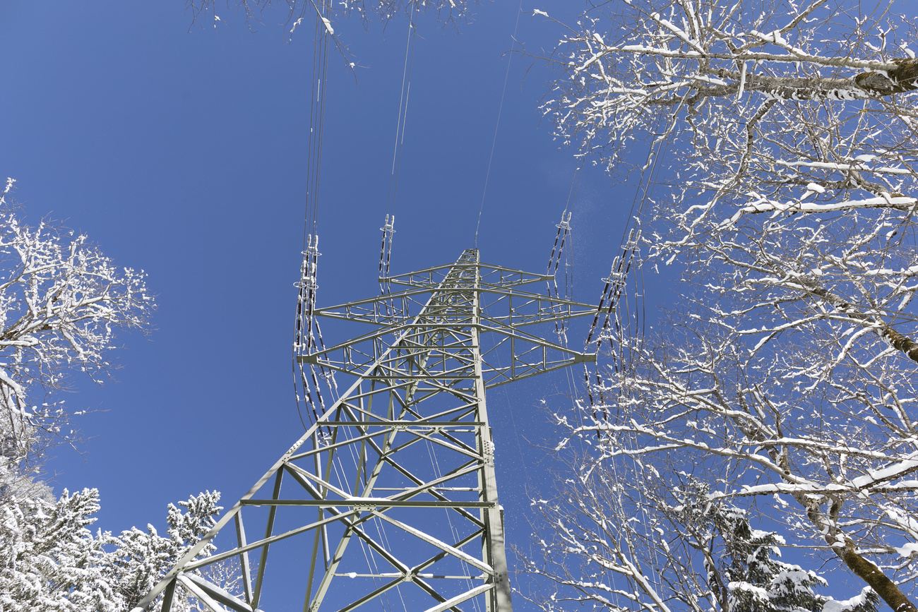 Palo dell alta tensione in inverno.