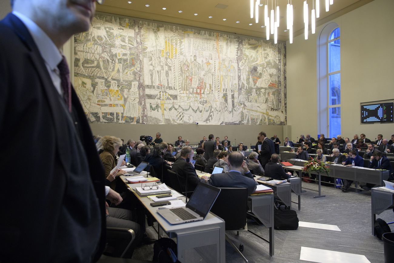 Imagem de um parlamento com parlamentares em sessão