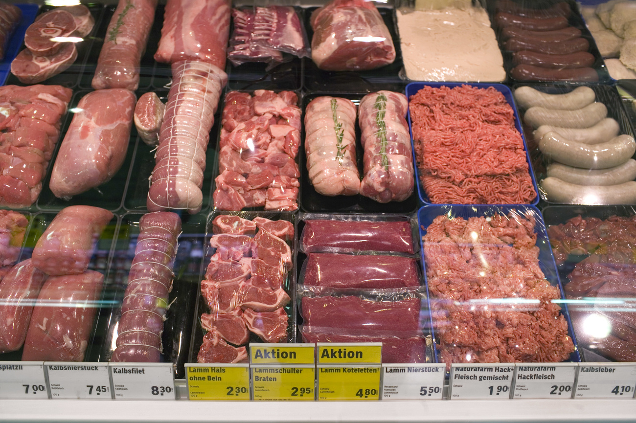 Diversi tagli di carne in un bancone di una filiale Coop.