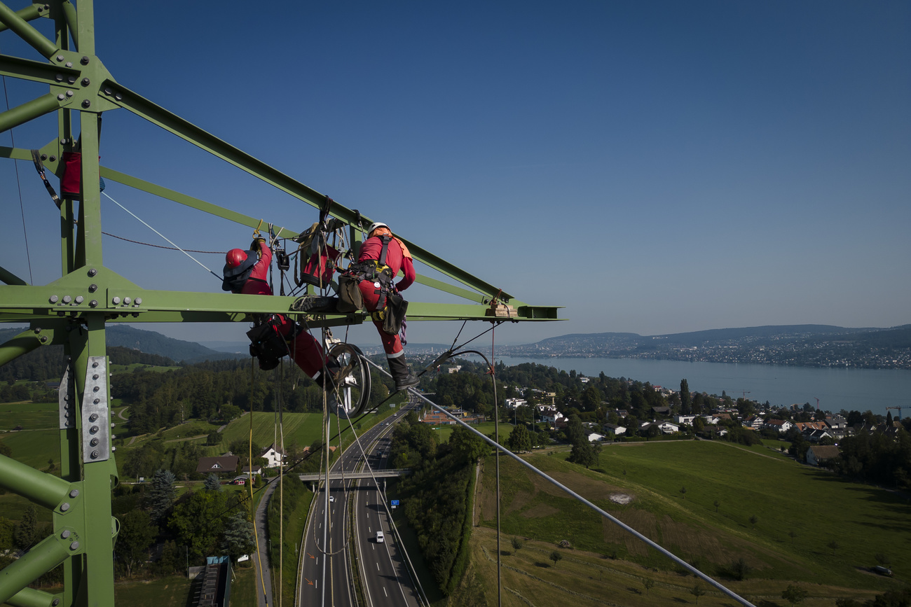 Image of workers assembling high-voltage cables in Zurich