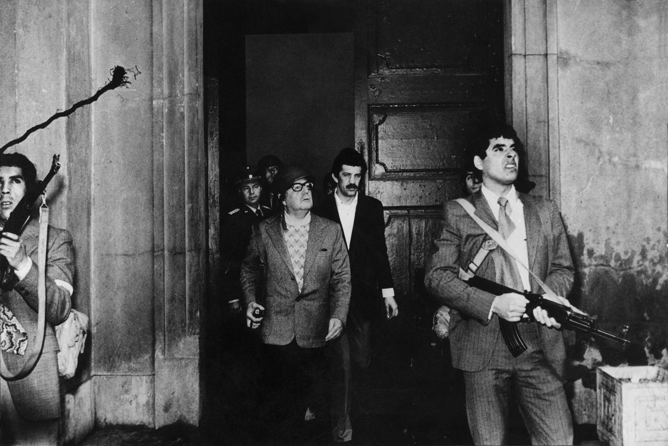 Präsident Allende, mit Helm, ängstlich