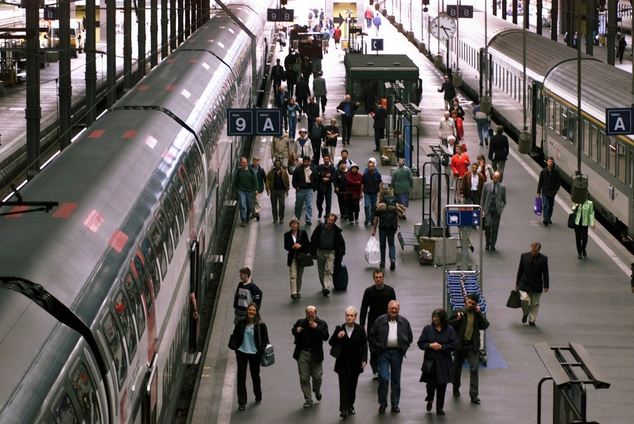 folla su un binario di una stazione ferroviaria