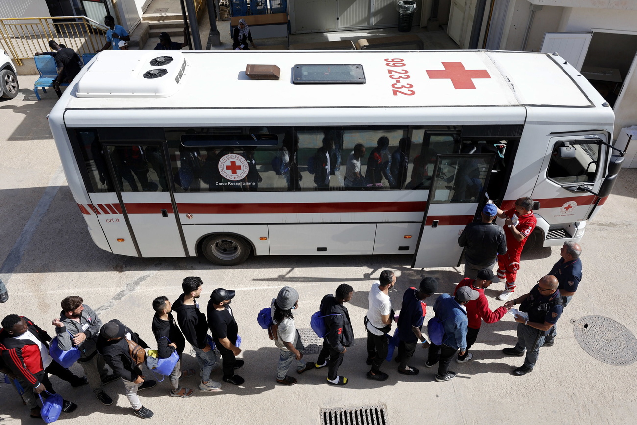 Nuovi immigrati e immigrate all hotspot di Lampedusa.