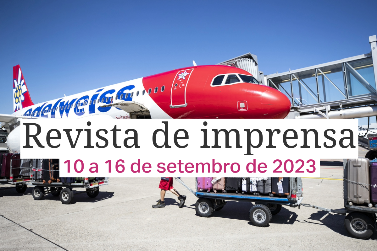 Avião estacionado na pista