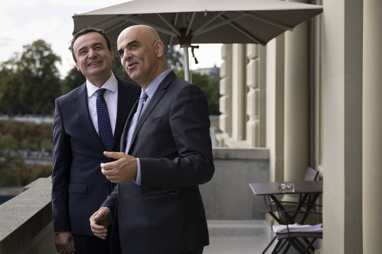 Alain Berset, right, and Albin Kurti have a talk on the balcony of the Federal Palace