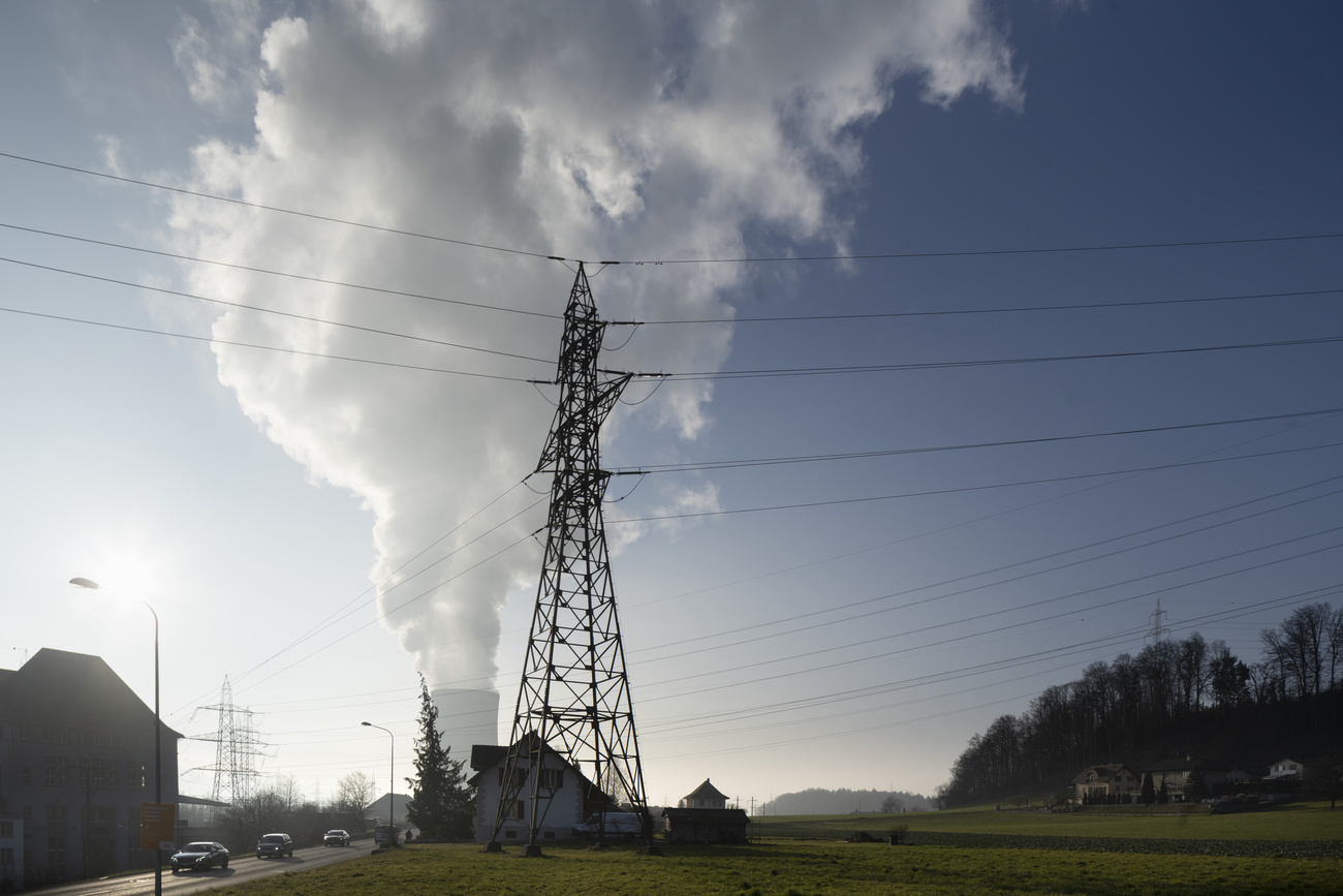 Un tralicio dell alta tensione vicino a una centrale nucleare in Svizzera.