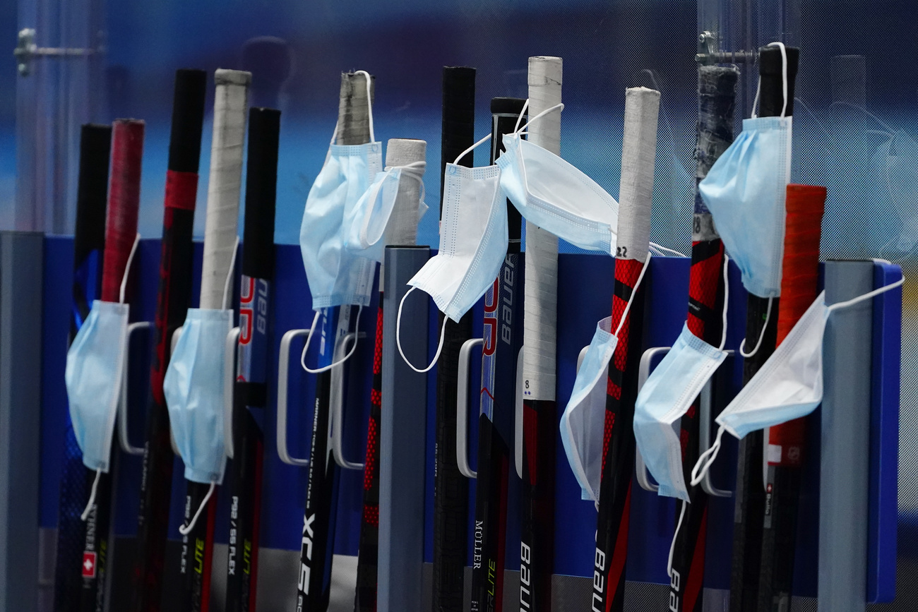 Mascherina e bastoni da hockey su ghiaccio.