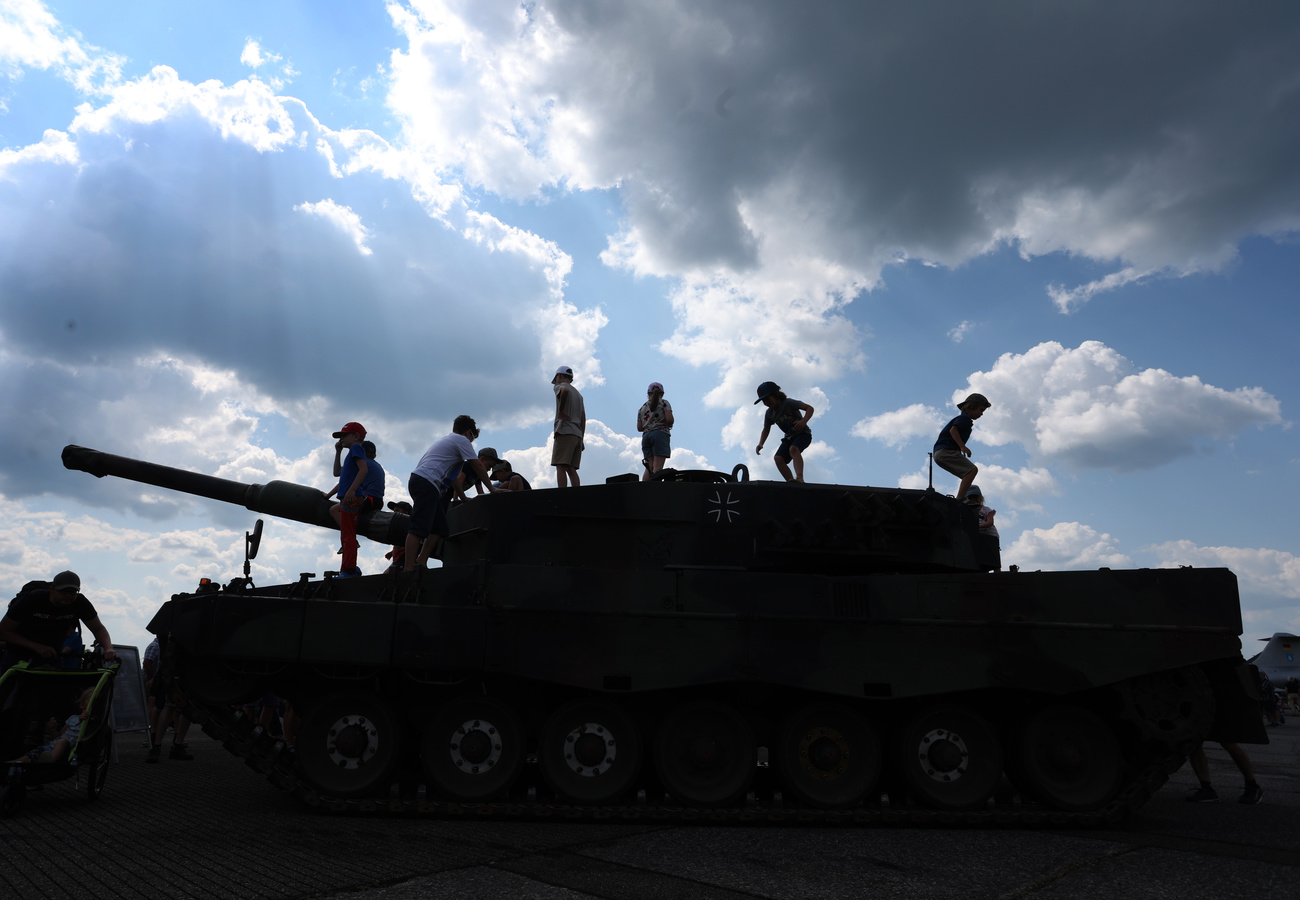 sagoma di carro armato leopard 2 sul quale si trovano dei bambini in piedi
