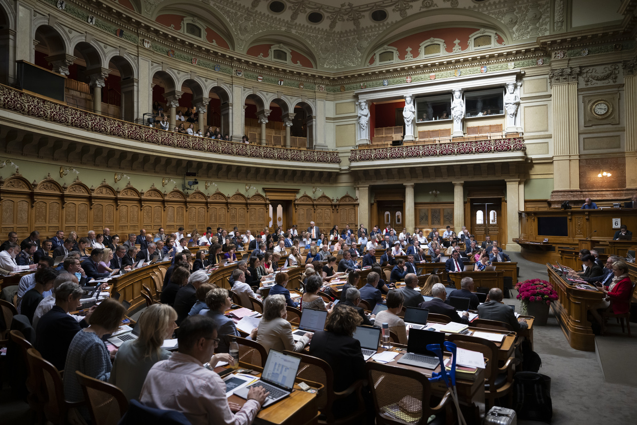 parlamentari all interno della sala del consiglio nazionale