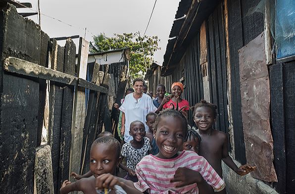 Lotti Latrous mit Kindern in einem Slum in der Elfenbeinküste