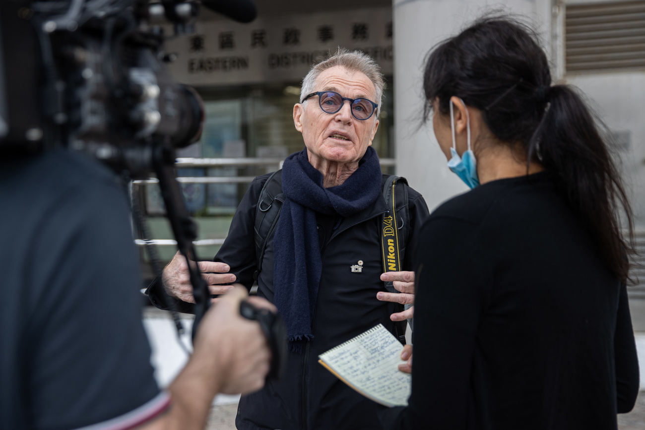 Marc Progin s’adressant à la presse devant le tribunal où il a été jugé en 2020.