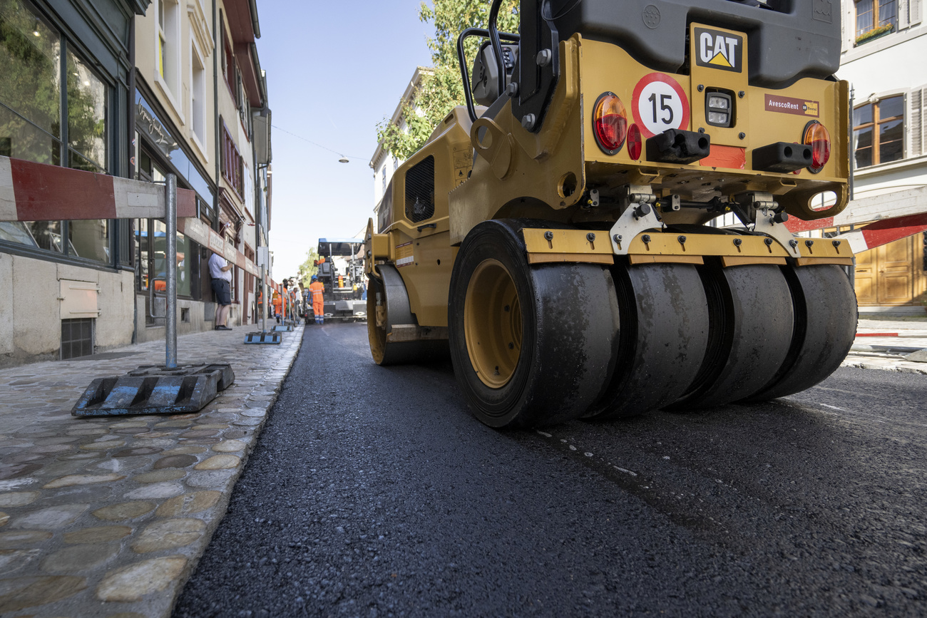 Laying down asphalt